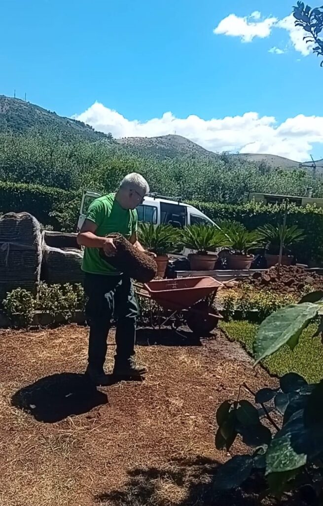 Giardinieri di Giardini Fioriti al lavoro, servizio a Sant’Angelo d’Alife